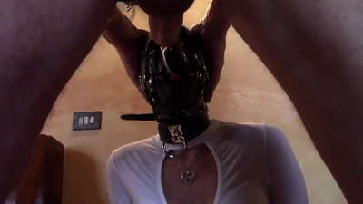 Laura bertumit, pemilihan model, video 2021, tekak dalam dengan berbilang cincin